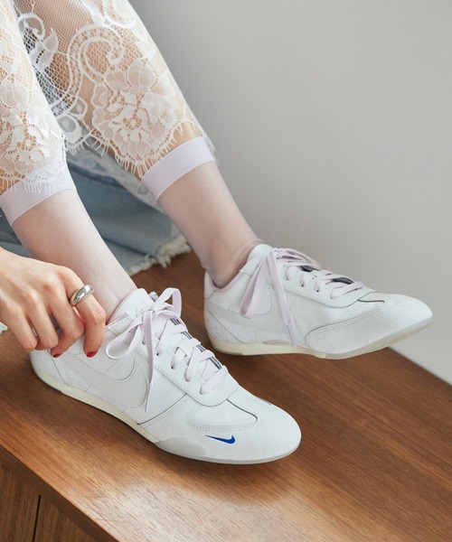 NIKE(ナイキ)の「ナイキ スプリント シスター ウィメンズシューズ / Nike Sprint Sister Women's Shoes IW1255-121 Summit White(スニーカー・レディース・アイボリー・25/24.5/23.5/22.5/22/24/23/26/25.5)」の2枚目の写真