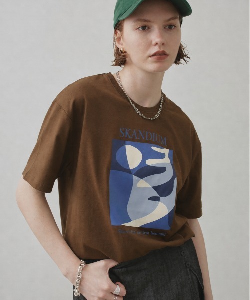 uchi.(ウチ)の「グラフィックデザインプリント半袖Tシャツ(Tシャツ/カットソー・レディース・ブラウン/オフホワイト/サックスブルー・FREE)」の1枚目の写真