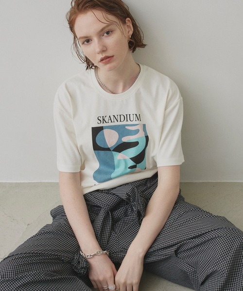 uchi.(ウチ)の「グラフィックデザインプリント半袖Tシャツ(Tシャツ/カットソー・レディース・ブラウン/オフホワイト/サックスブルー・FREE)」の2枚目の写真
