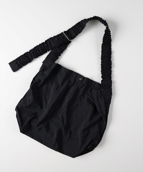 HONEYSUCKLE ROSE(ハニーサックルローズ)の「ギャザーナイロンショルダーバック(ショルダーバッグ・レディース・ブラック/ブルー系その他/ライトベージュ・00)」の5枚目の写真
