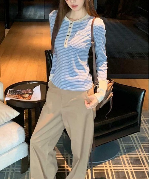 &soiree(アンドソワレ)の「配色ヘンリーネックボーダー長袖トップス(Tシャツ/カットソー・レディース・ブルー・SMALL/MEDIUM/LARGE)」の2枚目の写真