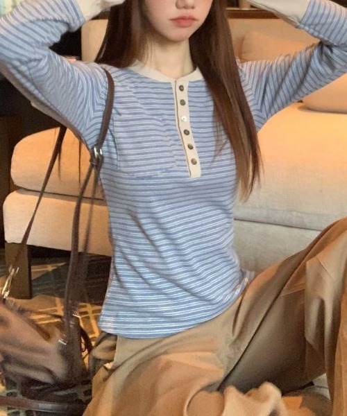 &soiree(アンドソワレ)の「配色ヘンリーネックボーダー長袖トップス(Tシャツ/カットソー・レディース・ブルー・SMALL/MEDIUM/LARGE)」の3枚目の写真