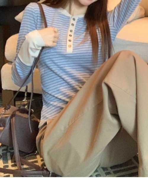 &soiree(アンドソワレ)の「配色ヘンリーネックボーダー長袖トップス(Tシャツ/カットソー・レディース・ブルー・SMALL/MEDIUM/LARGE)」の4枚目の写真