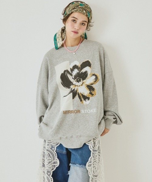 MIRROR STOKE(ミラーストーク)の「【ZOZO限定】MIRROR FACE/FLOWER SWEATSHIRT/ミラーフェイス/フラワースウェットシャツ(スウェット・レディース・グレー/オフホワイト・MEDIUM)」の2枚目の写真