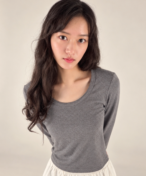 REBRENNER(リブレンナー)の「ポイントショルダー スリムフィット ロングスリーブ ブラウン(Tシャツ/カットソー・レディース・その他・FREE)」の3枚目の写真