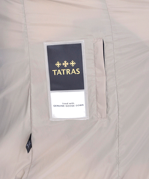 TATRAS（タトラス）の「TATRAS(タトラス)/LORENZANA/LTA17A4488/STORY11月号掲載（ダウンジャケット/コート・レディース・ブラック/ネイビー/サンドベージュ/パープル/マスタード・1/3/4/2）」の18枚目の写真