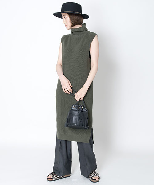 HELIOPOLE（エリオポール）の「畦編みオフタートルジレワンピース（ワンピース・レディース・キャメル/カーキ/ブルー/ネイビー・38）」の2枚目の写真