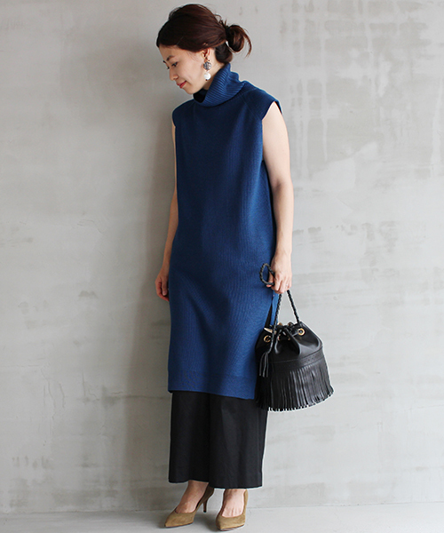 HELIOPOLE（エリオポール）の「畦編みオフタートルジレワンピース（ワンピース・レディース・キャメル/カーキ/ブルー/ネイビー・38）」の10枚目の写真