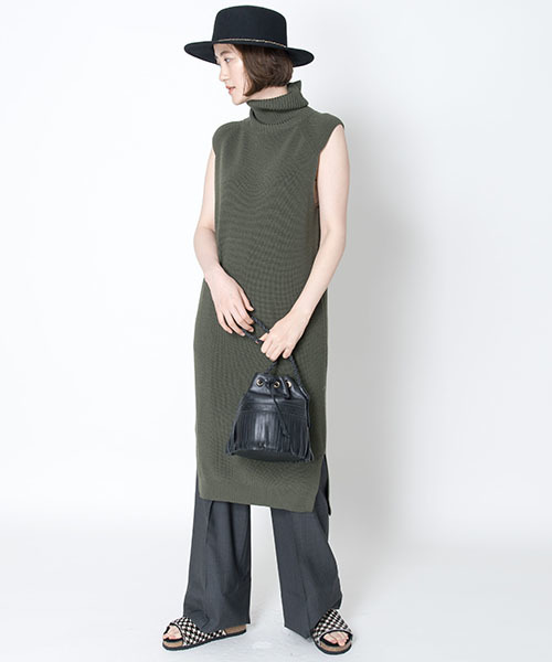 HELIOPOLE（エリオポール）の「畦編みオフタートルジレワンピース（ワンピース・レディース・キャメル/カーキ/ブルー/ネイビー・38）」の11枚目の写真