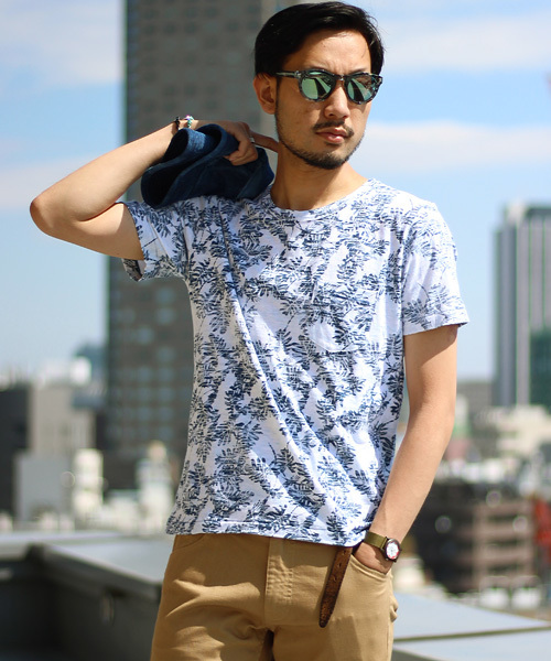 ESSENTIAL GARMENT MEN'S BIGI（エッセンシャルガーメントメンズビギ）の「クルーネック リーフ柄　両面プリントＴシャツ/ポケットＴ（Tシャツ/カットソー・メンズ・カーキ/ネイビー・L/M/S）」の2枚目の写真