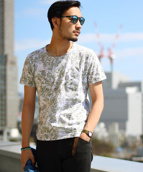ESSENTIAL GARMENT MEN'S BIGI（エッセンシャルガーメントメンズビギ）の「クルーネック リーフ柄　両面プリントＴシャツ/ポケットＴ（Tシャツ/カットソー・メンズ・カーキ/ネイビー・L/M/S）」の3枚目の写真
