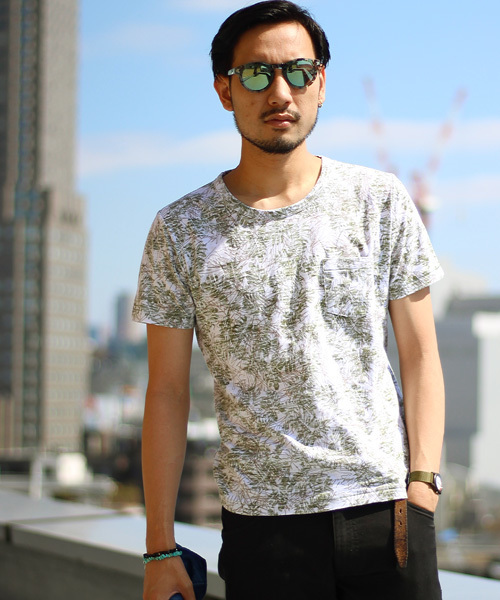 ESSENTIAL GARMENT MEN'S BIGI（エッセンシャルガーメントメンズビギ）の「クルーネック リーフ柄　両面プリントＴシャツ/ポケットＴ（Tシャツ/カットソー・メンズ・カーキ/ネイビー・L/M/S）」の4枚目の写真