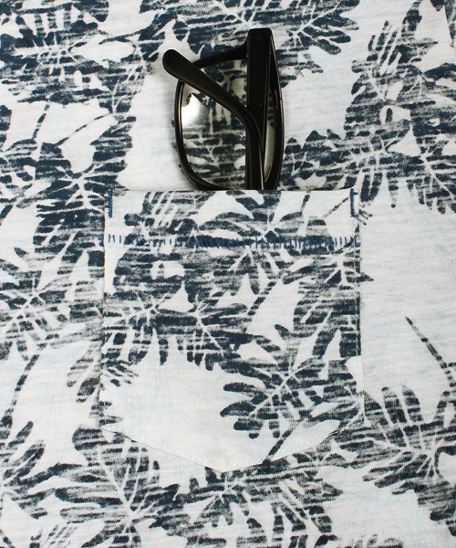 ESSENTIAL GARMENT MEN'S BIGI（エッセンシャルガーメントメンズビギ）の「クルーネック リーフ柄　両面プリントＴシャツ/ポケットＴ（Tシャツ/カットソー・メンズ・カーキ/ネイビー・L/M/S）」の15枚目の写真