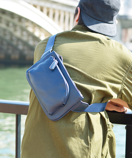 Fun & Daily（ファンアンドデイリー）の「F&D : Round Zipper Body Bag（ボディバッグ/ウエストポーチ・メンズ・ネイビー/ブラック/ブラウン・FREE）」の3枚目の写真