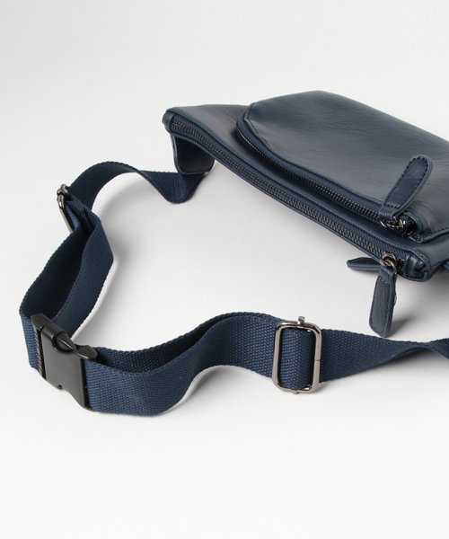 Fun & Daily（ファンアンドデイリー）の「F&D : Round Zipper Body Bag（ボディバッグ/ウエストポーチ・メンズ・ネイビー/ブラック/ブラウン・FREE）」の5枚目の写真