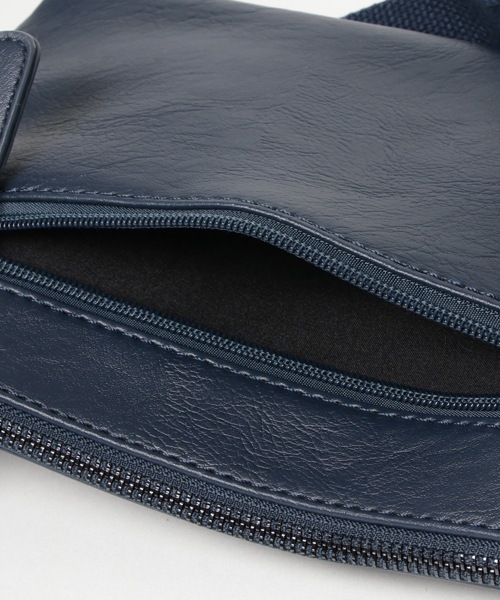 Fun & Daily（ファンアンドデイリー）の「F&D : Round Zipper Body Bag（ボディバッグ/ウエストポーチ・メンズ・ネイビー/ブラック/ブラウン・FREE）」の6枚目の写真