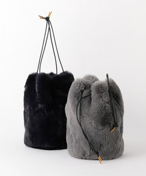 ODETTE E ODILE（オデットエオディール）の「O フェイクファーキンチャクバッグ（ショルダーバッグ・レディース・ダークグレー/ネイビー・FREE）」の10枚目の写真