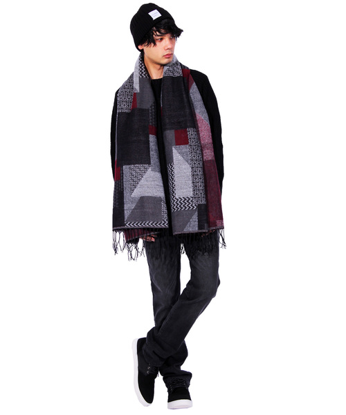 ８(eight)（エイト）の「幾何学柄 ロングマフラー ストール（マフラー・メンズ・ブラック/ブルー/ネイビー・FREE）」の4枚目の写真