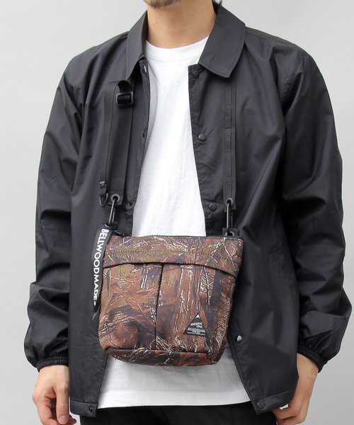 BELLWOODMADE(ベルウッドメイド)の「【 BELLWOODMADE / ベルウッドメイド 】 CONTAINER / サコッシュ / サコッシュバッグ / ミニバッグ(ショルダーバッグ・メンズ・カモフラージュ/ホワイト系その他/ブラック系その他/ブラック・FREE)」の4枚目の写真