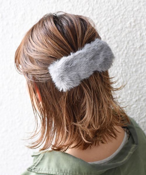 Khaju（カージュ）の「【WEB限定】Khaju:フェイクファーバレッタ◇◇（バレッタ/ヘアクリップ・レディース・ブラック/グレー/ブルー/キャメル/ピンク・ONE SIZE）」の3枚目の写真