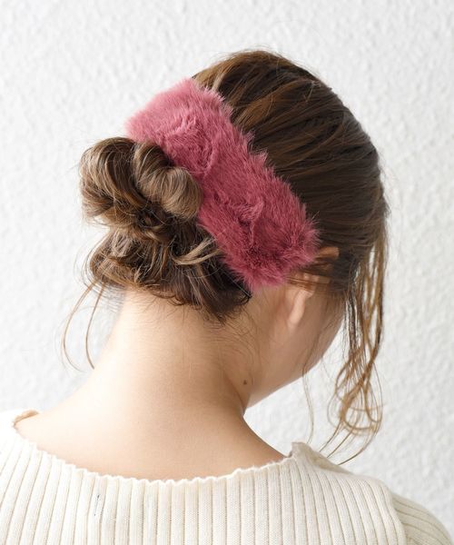 Khaju（カージュ）の「【WEB限定】Khaju:フェイクファーバレッタ◇◇（バレッタ/ヘアクリップ・レディース・ブラック/グレー/ブルー/キャメル/ピンク・ONE SIZE）」の5枚目の写真