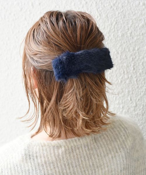 Khaju（カージュ）の「【WEB限定】Khaju:フェイクファーバレッタ◇◇（バレッタ/ヘアクリップ・レディース・ブラック/グレー/ブルー/キャメル/ピンク・ONE SIZE）」の2枚目の写真