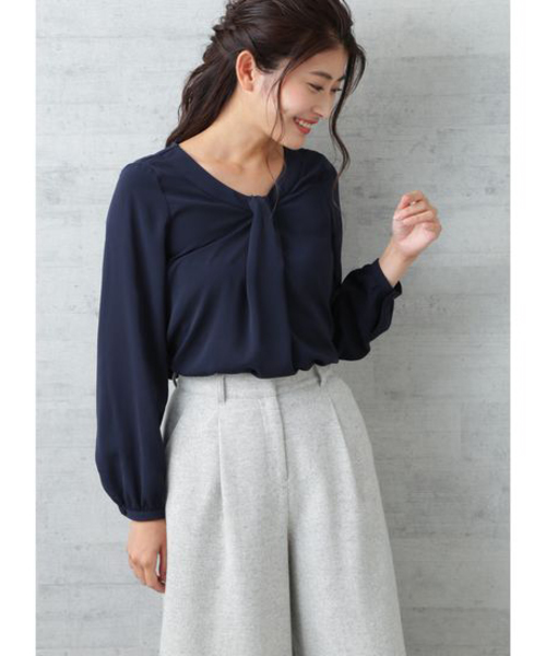 NATURAL BEAUTY BASIC（ナチュラルビューティーベーシック）の「フロントディティールブラウス（シャツ/ブラウス・レディース・ネイビー/オフホワイト・SMALL/MEDIUM/LARGE）」の2枚目の写真