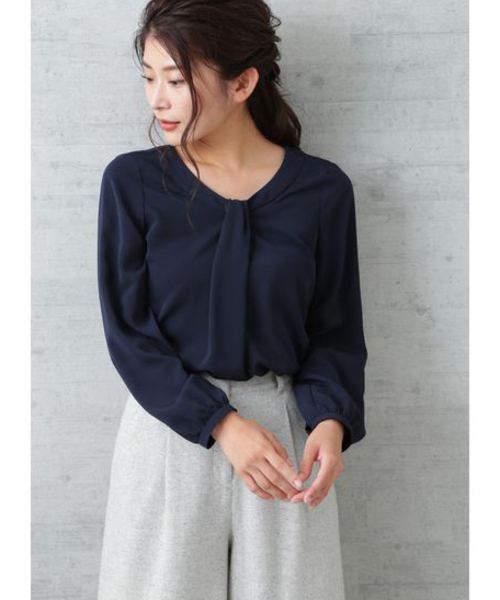 NATURAL BEAUTY BASIC（ナチュラルビューティーベーシック）の「フロントディティールブラウス（シャツ/ブラウス・レディース・ネイビー/オフホワイト・SMALL/MEDIUM/LARGE）」の11枚目の写真