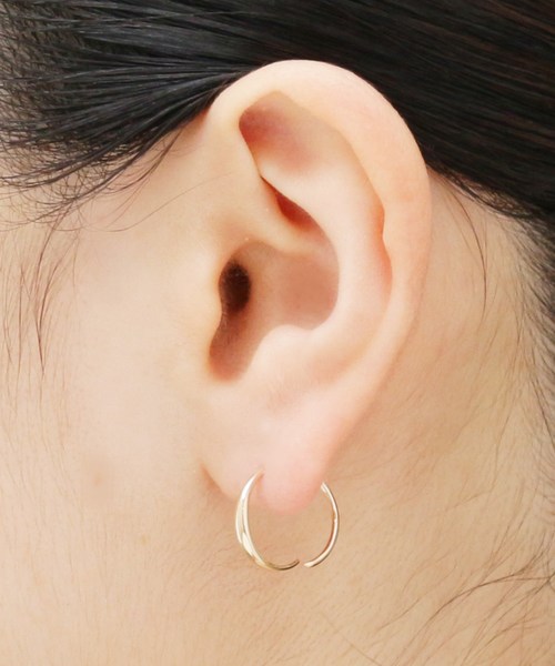 COCOSHNIK(ココシュニック)の「甲丸 ひねりフープピアス(小)(ピアス(両耳用)・レディース・ホワイト系その他7・00)」の5枚目の写真