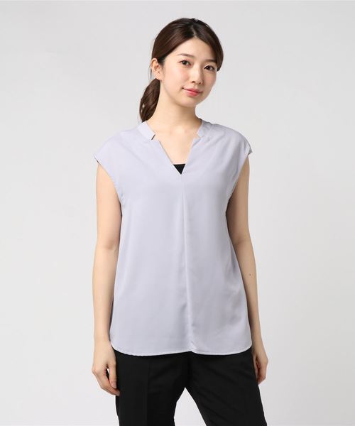 TRUDEA(トルディア)の「ダブルクロス Ⅴネック ブラウス(シャツ/ブラウス・レディース・ホワイト/チャコールグレー/ブラック/カーキ/ピンク/ラベンダー/ホワイト×ブラック/ホワイト×グレー・SMALL/MEDIUM/LARGE)」の7枚目の写真