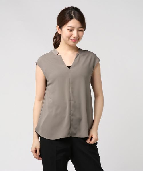 TRUDEA(トルディア)の「ダブルクロス Ⅴネック ブラウス(シャツ/ブラウス・レディース・ホワイト/チャコールグレー/ブラック/カーキ/ピンク/ラベンダー/ホワイト×ブラック/ホワイト×グレー・SMALL/MEDIUM/LARGE)」の6枚目の写真