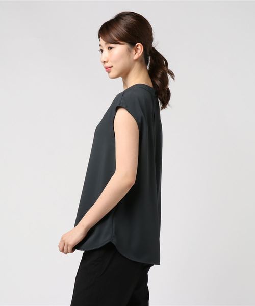 TRUDEA(トルディア)の「ダブルクロス Ⅴネック ブラウス(シャツ/ブラウス・レディース・ホワイト/チャコールグレー/ブラック/カーキ/ピンク/ラベンダー/ホワイト×ブラック/ホワイト×グレー・SMALL/MEDIUM/LARGE)」の9枚目の写真