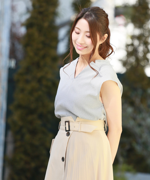 TRUDEA(トルディア)の「ダブルクロス Ⅴネック ブラウス(シャツ/ブラウス・レディース・ホワイト/チャコールグレー/ブラック/カーキ/ピンク/ラベンダー/ホワイト×ブラック/ホワイト×グレー・SMALL/MEDIUM/LARGE)」の1枚目の写真