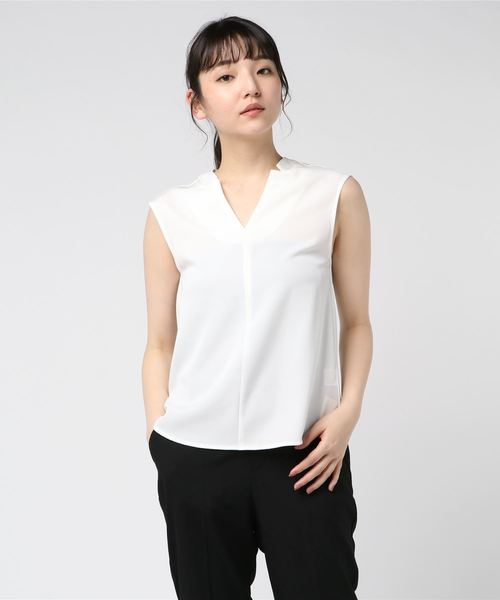 TRUDEA(トルディア)の「ダブルクロス Ⅴネック ブラウス(シャツ/ブラウス・レディース・ホワイト/チャコールグレー/ブラック/カーキ/ピンク/ラベンダー/ホワイト×ブラック/ホワイト×グレー・SMALL/MEDIUM/LARGE)」の11枚目の写真