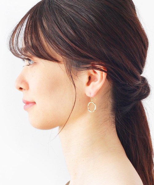 COCOSHNIK(ココシュニック)の「スクリューフープ フックピアス(ピアス(両耳用)・レディース・ホワイト系その他7・00)」の7枚目の写真