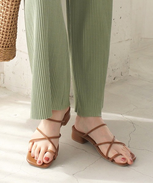 AmiAmi(アミアミ)の「細ストラップ2WAYトングサンダル(サンダル・レディース・ブラック/ベージュ/ブラウン/アイボリー/ゴールド/パイソン/キャメル/グリーン/ライトグレー/グレイッシュベージュ・LL/S/M/L)」の8枚目の写真