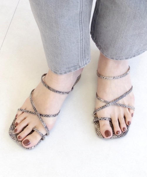 AmiAmi(アミアミ)の「細ストラップ2WAYトングサンダル(サンダル・レディース・ブラック/ベージュ/ブラウン/アイボリー/ゴールド/パイソン/キャメル/グリーン/ライトグレー/グレイッシュベージュ・LL/S/M/L)」の10枚目の写真