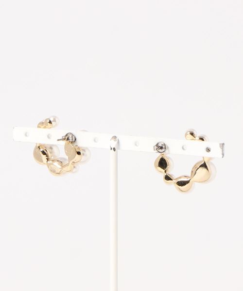 MAYGLOBE（メイグローブ）の「MAYGLOBE Veil / アクリルパールフープモチーフピアス（ピアス（両耳用）・レディース・ホワイト×ゴールド・FREE）」の2枚目の写真