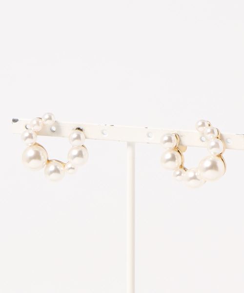 MAYGLOBE（メイグローブ）の「MAYGLOBE Veil / アクリルパールフープモチーフピアス（ピアス（両耳用）・レディース・ホワイト×ゴールド・FREE）」の8枚目の写真