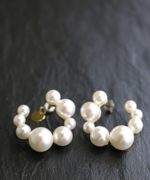 MAYGLOBE（メイグローブ）の「MAYGLOBE Veil / アクリルパールフープモチーフピアス（ピアス（両耳用）・レディース・ホワイト×ゴールド・FREE）」の4枚目の写真