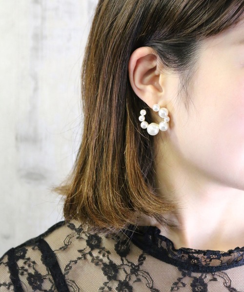MAYGLOBE（メイグローブ）の「MAYGLOBE Veil / アクリルパールフープモチーフピアス（ピアス（両耳用）・レディース・ホワイト×ゴールド・FREE）」の5枚目の写真