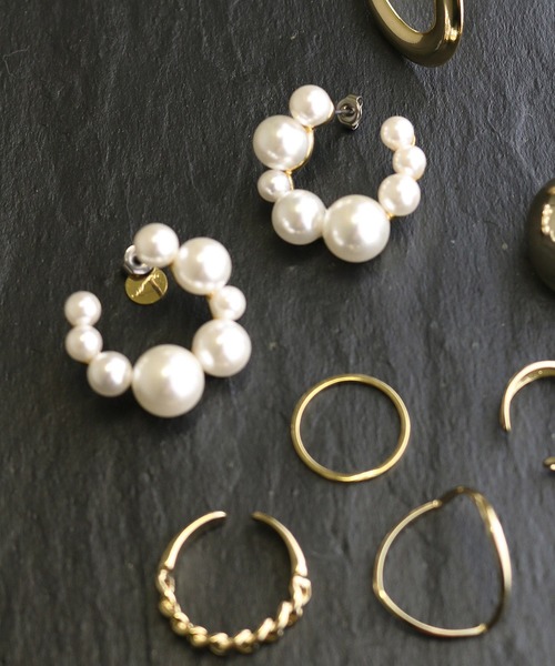 MAYGLOBE（メイグローブ）の「MAYGLOBE Veil / アクリルパールフープモチーフピアス（ピアス（両耳用）・レディース・ホワイト×ゴールド・FREE）」の6枚目の写真