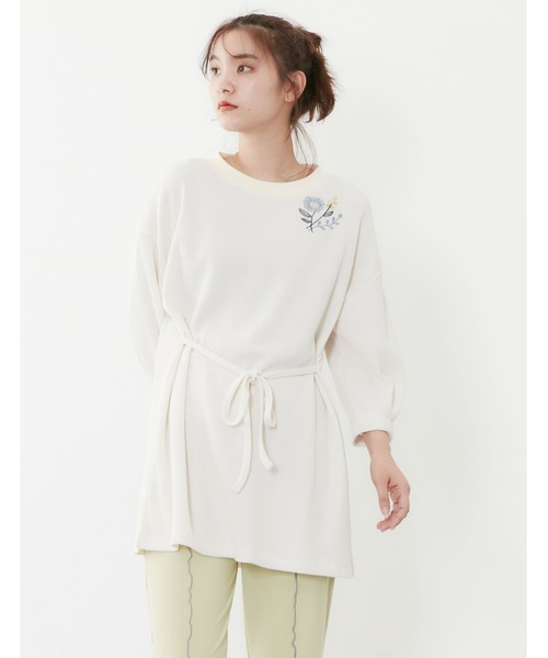 POU DOU DOU(プードゥドゥ)の「ワッフルウエストベルト付き刺繍トップス(Tシャツ/カットソー・レディース・ライトブルー/アイボリー/モカ・3)」の2枚目の写真