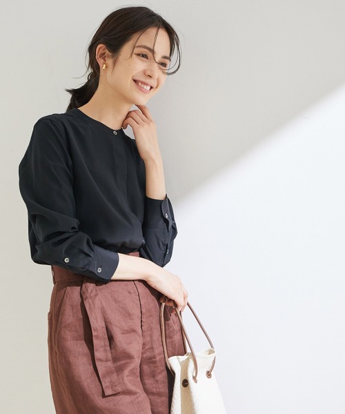 ROPE'(ロペ)の「【洗える】デシンノーカラーシャツ(シャツ/ブラウス・レディース・ブラック/オフホワイト/ピンク系その他・38)」の2枚目の写真