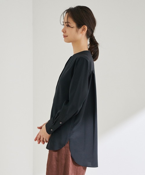 ROPE'(ロペ)の「【洗える】デシンノーカラーシャツ(シャツ/ブラウス・レディース・ブラック/オフホワイト/ピンク系その他・38)」の6枚目の写真