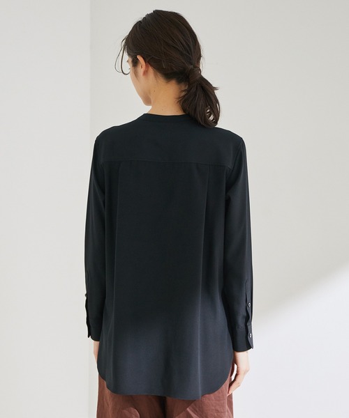 ROPE'(ロペ)の「【洗える】デシンノーカラーシャツ(シャツ/ブラウス・レディース・ブラック/オフホワイト/ピンク系その他・38)」の5枚目の写真