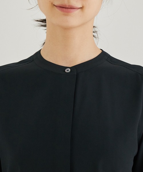 ROPE'(ロペ)の「【洗える】デシンノーカラーシャツ(シャツ/ブラウス・レディース・ブラック/オフホワイト/ピンク系その他・38)」の4枚目の写真