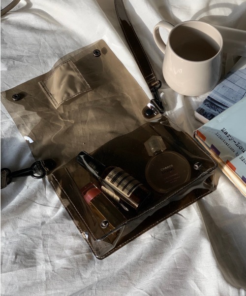 Daily russet（デイリー ラシット）の「【ani.】 PVCフラップショルダーバッグ（ショルダーバッグ・レディース・ブラック/ブラウン/グレー・FREE）」の2枚目の写真