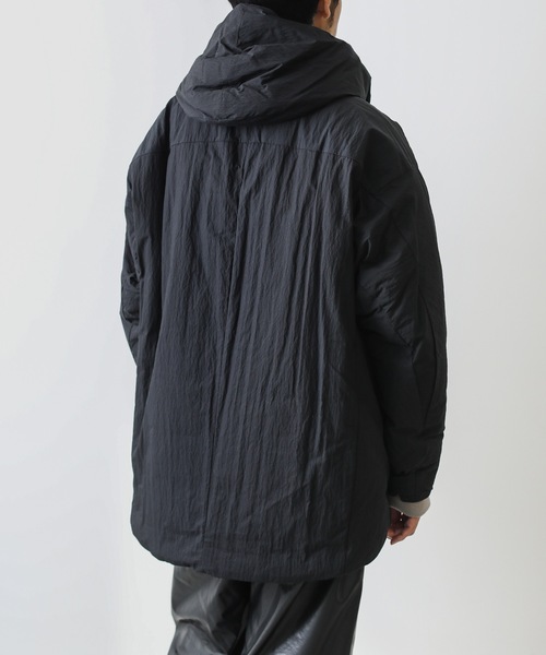 ATTACHMENT（アタッチメント）の「C/NY TYPEWRIGHTER CLOTH HOODED DOWN COAT（ダウンジャケット/コート・メンズ・ライトグレー/ブラック・2/1/3）」の9枚目の写真