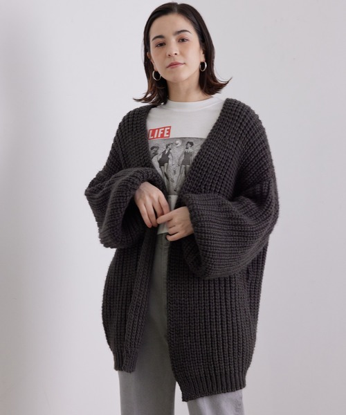 SALON adam et rope'（サロン アダム エ ロペ）の「<春まで使える>ローゲージ袖ボリュームニットカーディガン（カーディガン/ボレロ・レディース・チャコールグレー/ブラウン/オフホワイト・FREE）」の16枚目の写真